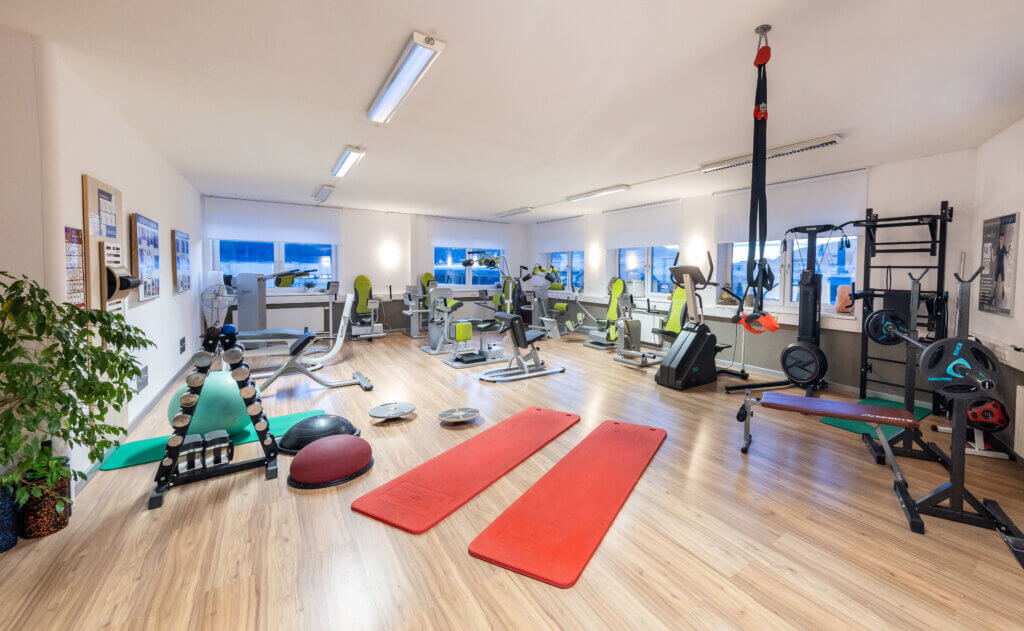 Moderne Fitnessgeräte und Trainingsmatten in der Fit-Lounge in Bruck an der Großglocknerstraße.